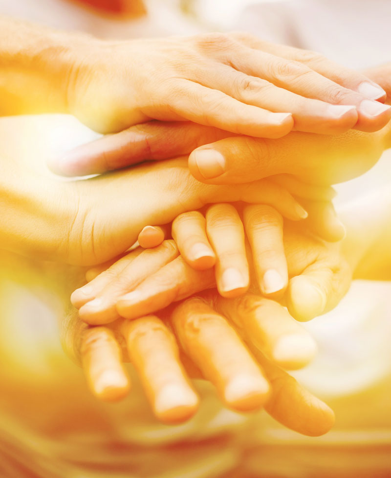 Il gruppo può essere una risorsa straordinaria in molte situazioni terapeutiche: disturbi d’ansia, di panico, dipendenza da alcool o droga, dipendenza da gioco d’azzardo, shopping compulsivo, disturbi alimentari, disturbo post-traumatico da stress… Affrontare le proprie difficoltà insieme ad altri che seguono una strada simile aiuta a far sentire le persone meno sole e le incoraggia ad elaborare le proprie emozioni in un contesto di accoglienza e comprensione.